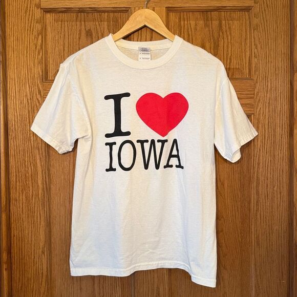 GILDAN I Love Iowa Graphic Heart Short Sleeve Tee - Picture 6 of 8